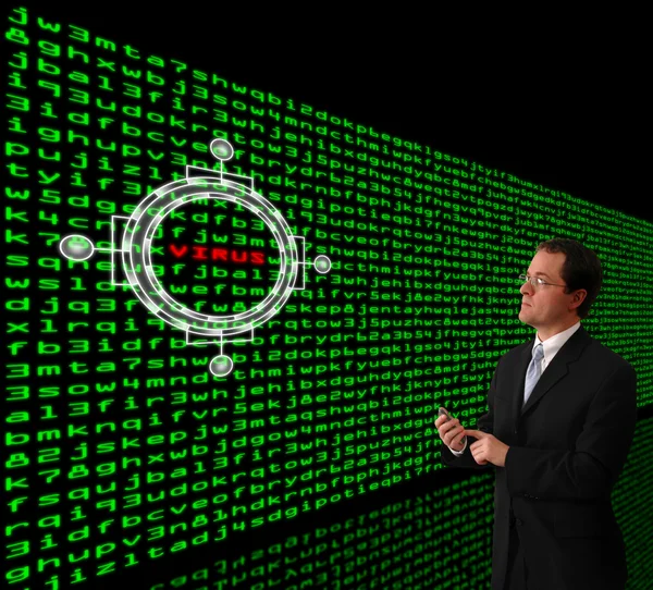 Homem detectando vírus de computador em um firewall de código de máquina — Fotografia de Stock