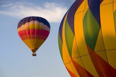 ön planda bir başka hava sıcak hava balonu