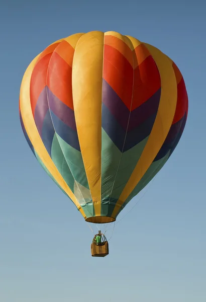 Heißluftballon schwebt im blauen Himmel — Stockfoto