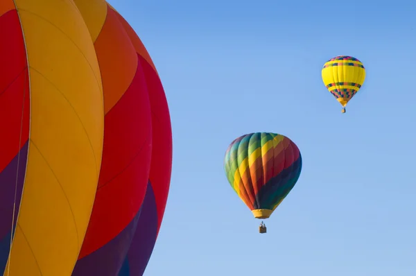Palloni aerotrasportati ad aria calda con uno in primo piano — Foto Stock