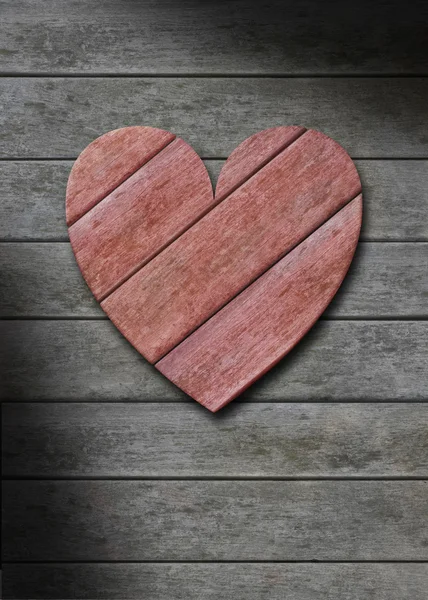 Κόκκινο ξύλο καρδιά στα γκρι ξεπερασμένο ξύλινο, παρασκήνιο — Φωτογραφία Αρχείου