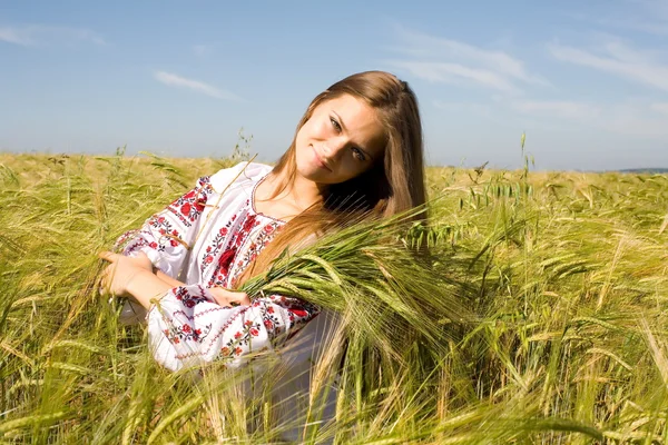 Piegowaty dziewczyna w pole z spikelets — Zdjęcie stockowe
