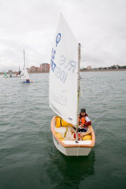 Çocuk yelkenli Deniz Baykal üzerinde