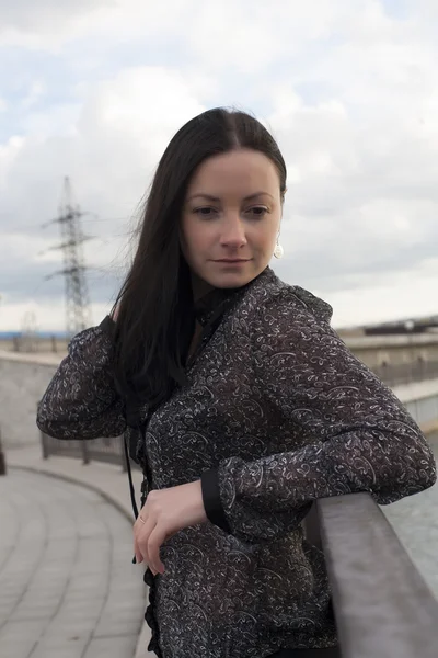 Beautiful woman on the bank of the river — Stock Photo, Image