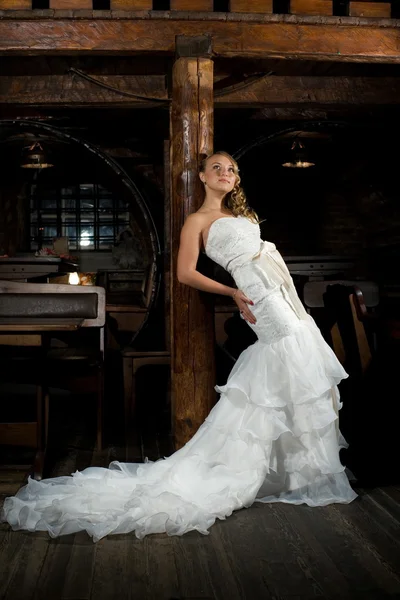 Bruid in een witte jurk — Stockfoto