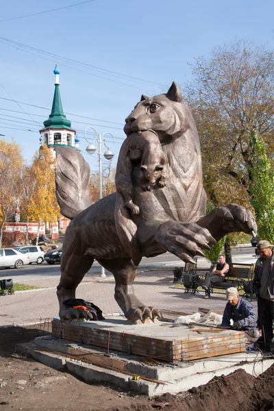 Os funcionários instalam um símbolo da cidade de Irkutsk — Fotografia de Stock