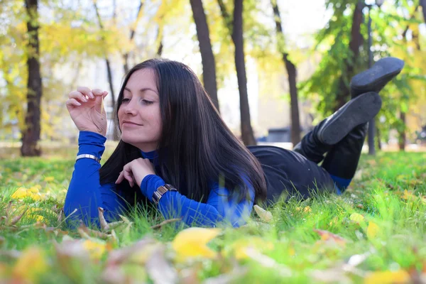 Chica acostada en la hierba en el parque — Foto de Stock