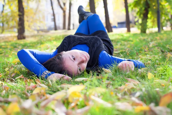 Girl lying on the grass in the park — Stock Photo, Image