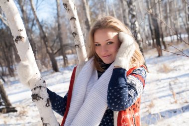 Kış ormanında genç bir kız