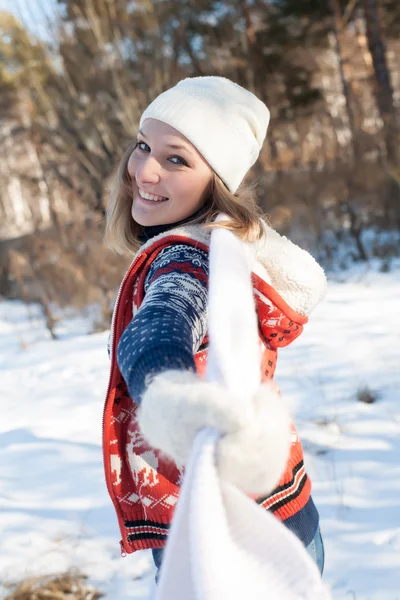 Chica joven en el bosque de invierno — Foto de Stock