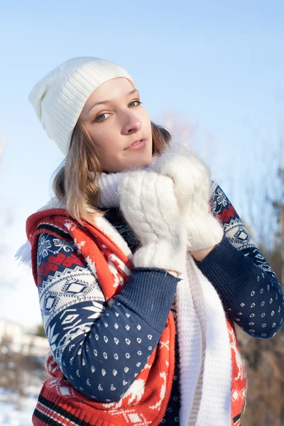 Kış ormanında genç bir kız — Stok fotoğraf