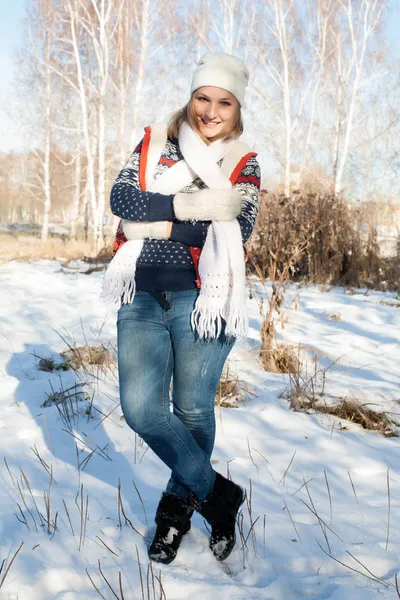 Ung flicka i vinterskogen — Stockfoto