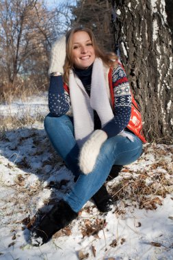 kız kış orman huş ağacı altında oturur