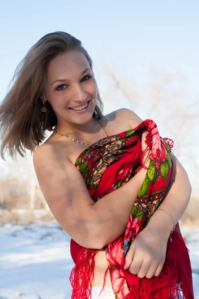 Chica en el bosque de invierno con una bufanda roja — Foto de Stock