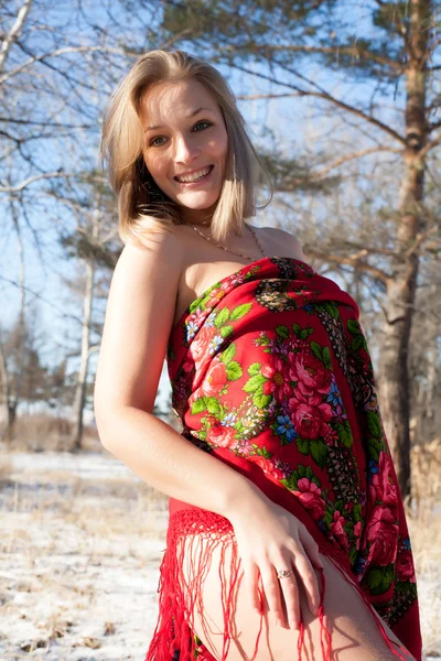 Chica en el bosque de invierno con una bufanda roja — Foto de Stock