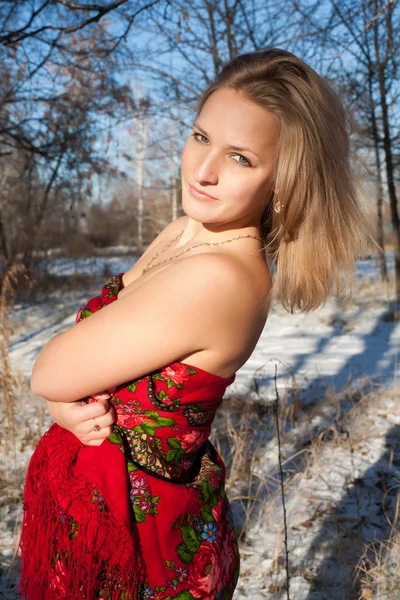 Flicka i vinter skog med en röd halsduk — Stockfoto