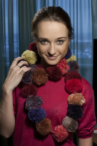 Schöne junge Mädchen mit Ornamenten aus Fäden — Stockfoto