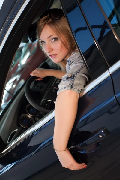 Блондинка за рулем автомобиля — стоковое фото