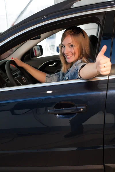 Blonde at the wheel of a car — Stock Photo, Image