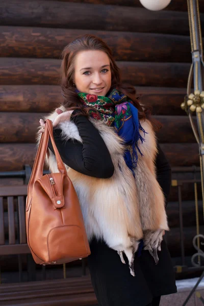 Портрет веселой молодой женщины с сумкой — стоковое фото