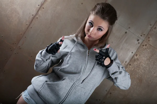 Portret van een stijlvolle jonge meisje op de achtergrond van de metalen wand — Stockfoto