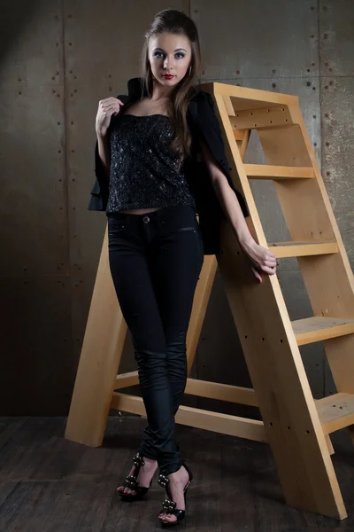 木製の梯子を持つ若いビジネス女性 — ストック写真