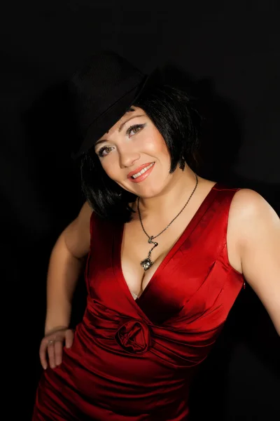 Жінка в червоній сукні і чорний капелюх — стокове фото