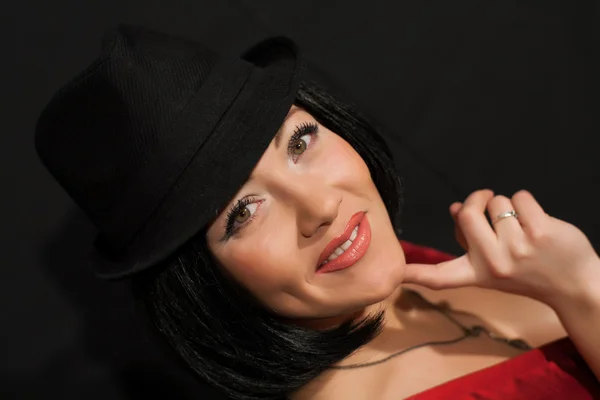 Mujer con un vestido rojo y sombrero negro — Foto de Stock