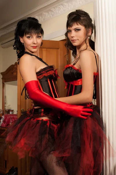 两个性感的女孩在红色紧身胸衣 — 图库照片