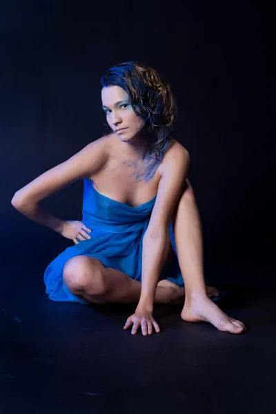 Naked girl in a blue cloth. studio portrait — Stock Photo, Image