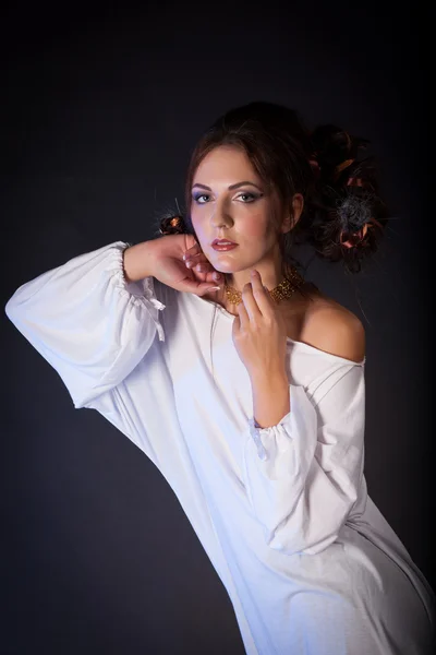 Chica en un vestido blanco con brillante marca —  Fotos de Stock