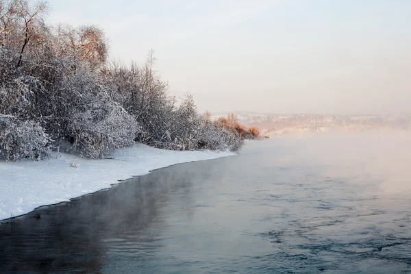 Χιονισμένο angara ποταμού στο Ιρκούτσκ — Φωτογραφία Αρχείου