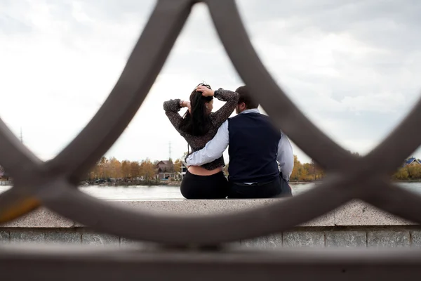 Photographer peeking behind a pair of lovers — Stock Photo, Image