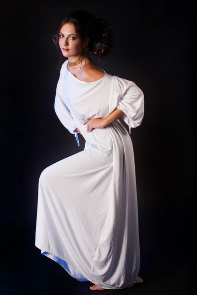 Piękna dziewczyna w białej sukni na ciemnym tle — Zdjęcie stockowe