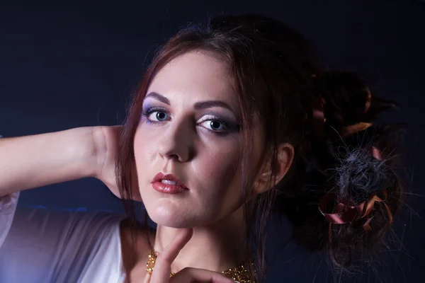 Portrait of a girl with bright makeup and beautiful hair — Stock Photo, Image