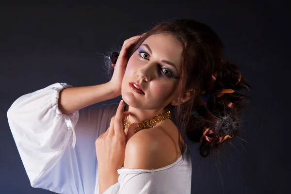 Portrait of a girl with bright makeup and beautiful hair — Stock Photo, Image