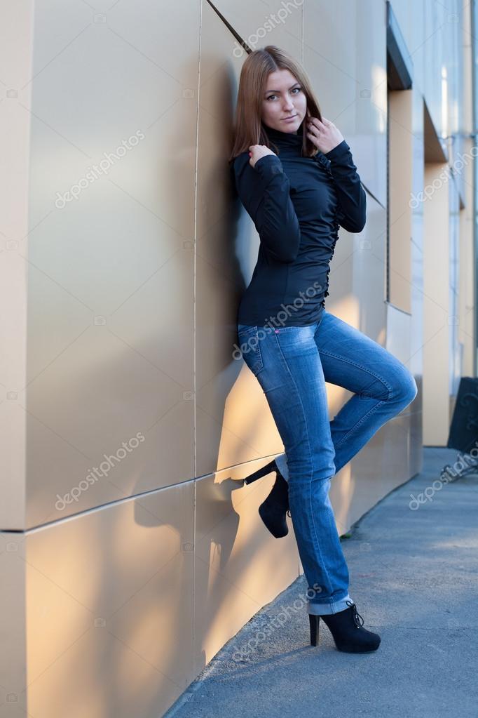 Ragazza in jeans e tacchi alti Foto stock di MomSirk 17873117