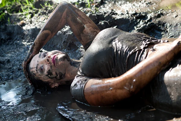 Mujer acostada en el barro —  Fotos de Stock