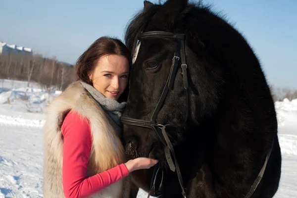 Flicka kramar en häst — Stockfoto