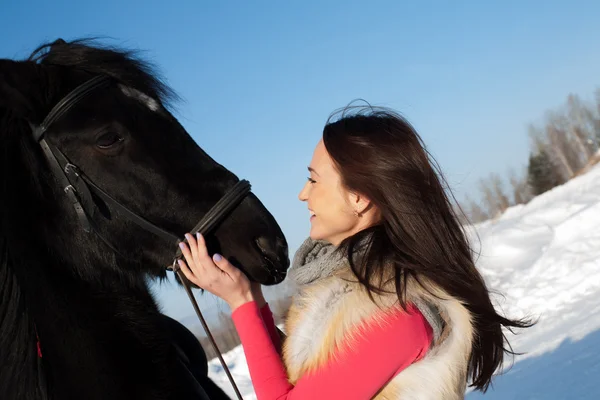 Дівчина обіймає коня — стокове фото