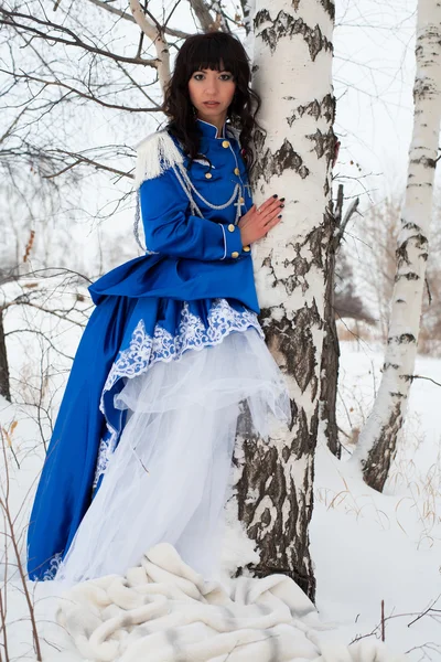 雪に覆われた森林でビンテージのドレスの女の子 — ストック写真