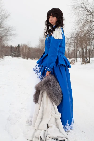 Mädchen im Vintage-Kleid in einem verschneiten Wald — Stockfoto