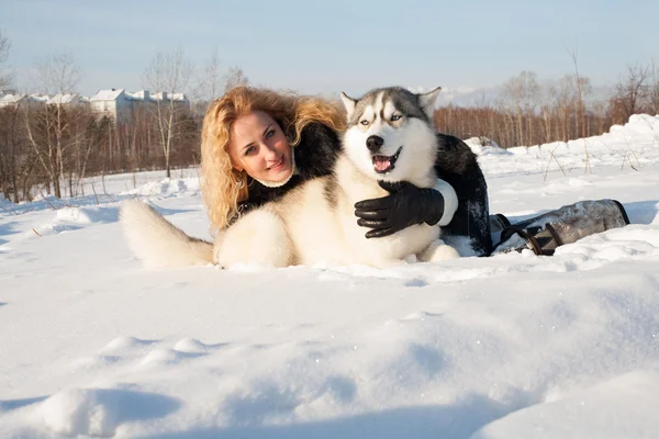 Chica joven con un perro para un paseo —  Fotos de Stock
