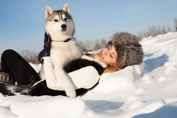 Chica joven con un perro para un paseo — Foto de Stock