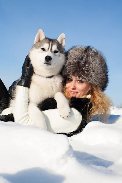Chica joven con un perro para un paseo —  Fotos de Stock