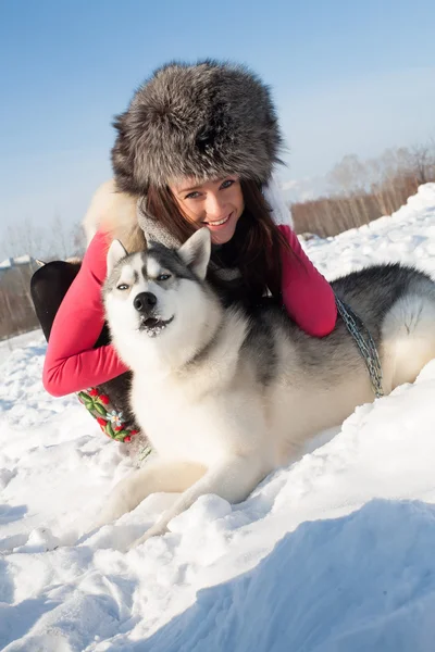 Porträtt av en ung flicka med en siberian husky — Stockfoto