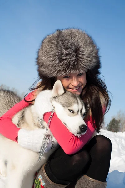 Porträtt av en ung flicka med en siberian husky — Stockfoto