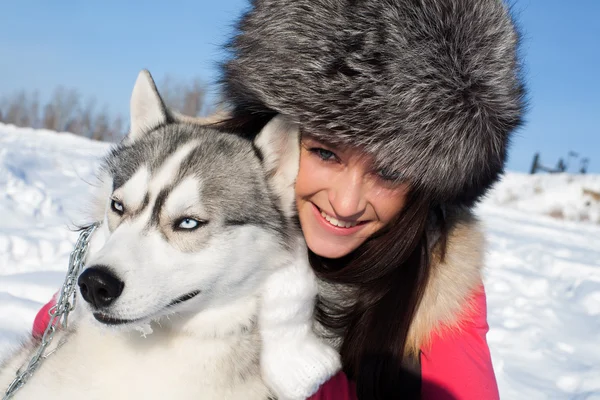 Retrato de una joven con un husky siberiano —  Fotos de Stock