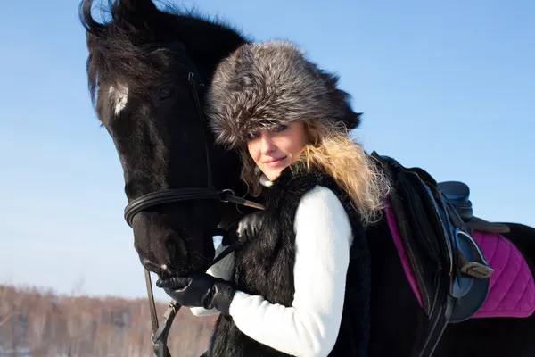 Porträtt av en ung flicka med en häst — Stockfoto