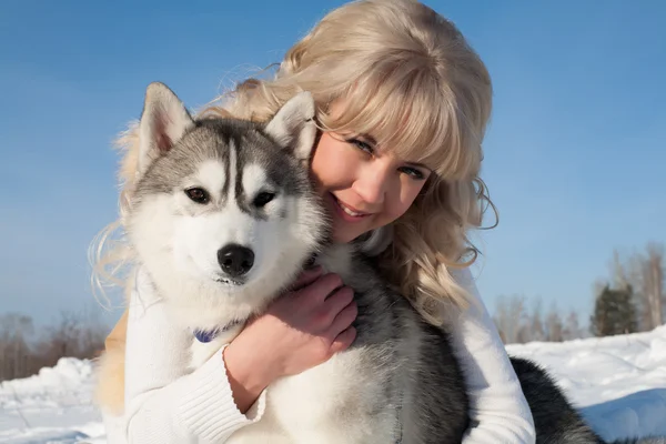 Retrato de la rubia con un husky siberiano —  Fotos de Stock